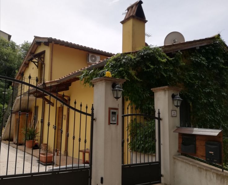 A house surrounded by vegetation, perfect for a peaceful getaway in Umbria.