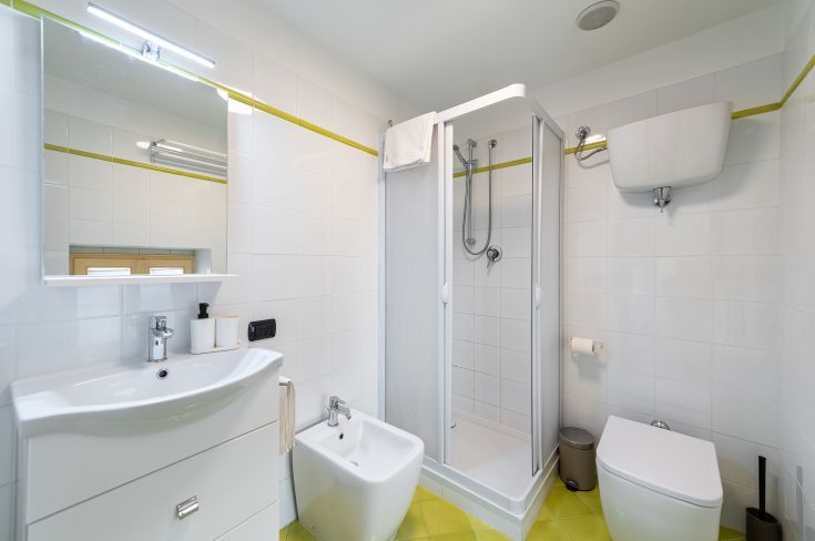 Ein einfaches und gut beleuchtetes Badezimmer in einer Wohnung in einer ruhigen Gegend in der Nähe der Basilika von Assisi.