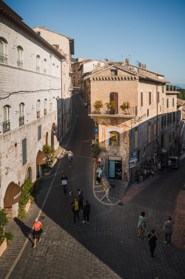 Szene des historischen Stadtzentrums mit Kopfsteinpflasterstraßen und typischen historischen Gebäuden.