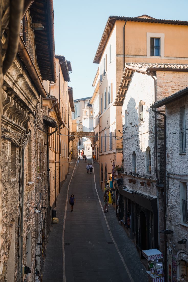 Eine antike Straße mit alten Gebäuden und einer typischen, ruhigen Atmosphäre.