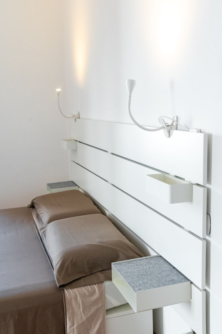 Einfaches Zimmer mit einem Doppelbett und Nachttischen, ideal für einen Aufenthalt in Umbrien.