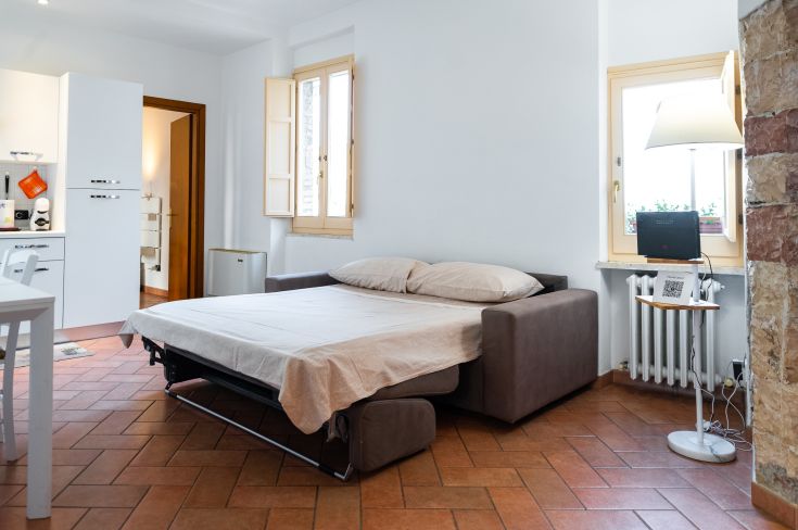 Ferienwohnung im Zentrum von Assisi, geräumig und hell, ausgestattet mit einer Küche und einem Schlafsofa für 4 Personen.
