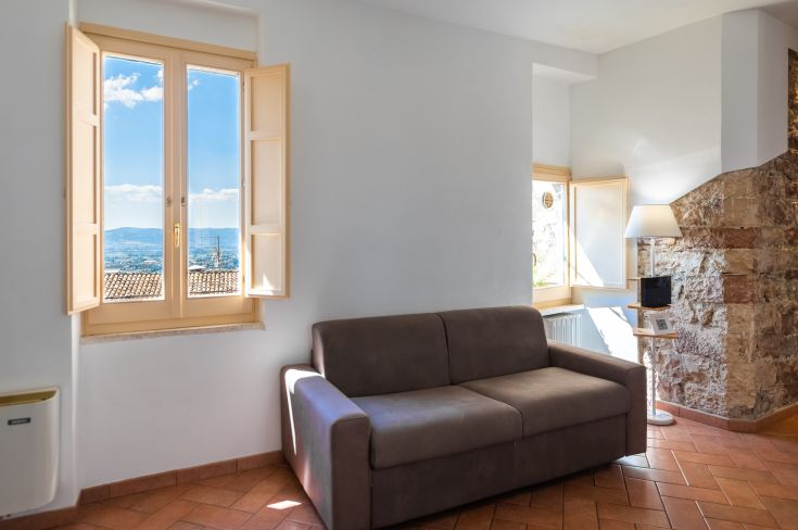 Helle Zimmer im historischen Zentrum mit Blick auf historische Gebäude und die umliegende Landschaft.