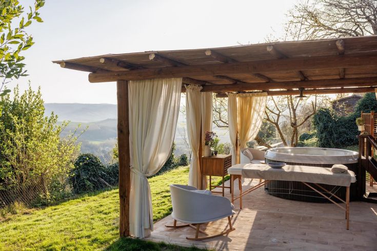 Une zone paisible de la campagne entourée de collines, idéale pour se détendre et profiter de la nature.