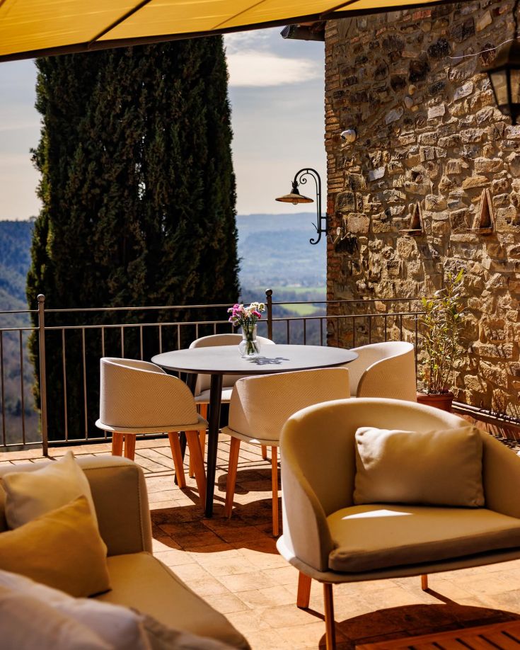 Un coin de détente avec vue panoramique sur les collines, idéal pour profiter du calme environnant.
