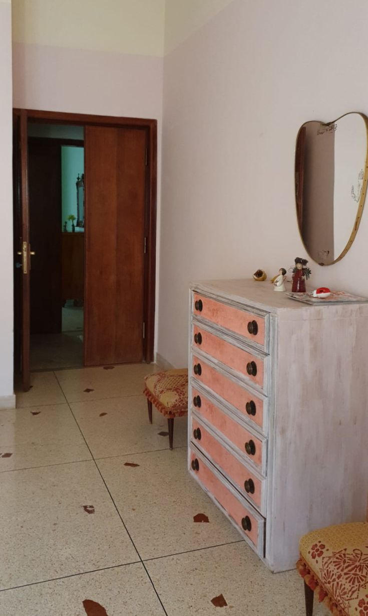 Un ingresso di casa semplice con elementi di arredamento classico e dettagli curati.