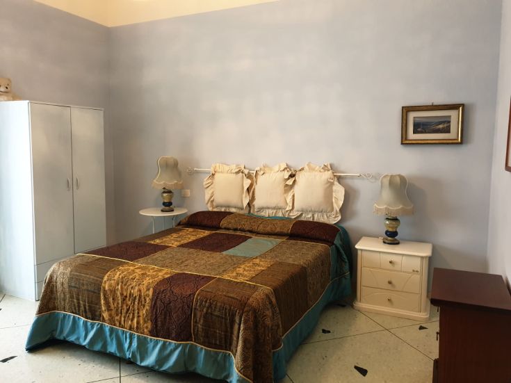 Spazio tranquillo con un letto matrimoniale, dotato di mobili sobri per un'atmosfera confortevole.