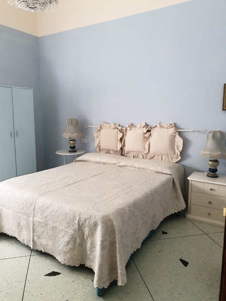 Spazioso appartamento di 230 mq situato in una villa del 1950, in una zona residenziale tranquilla. A breve distanza dal centro di Terni e dal Lago di Piediluco. Arredi confortevoli e alcuni elementi d'epoca.