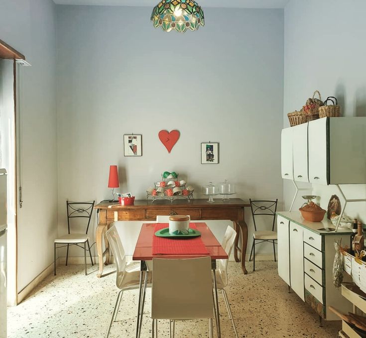 Un ambiente luminoso e semplice, perfetto per condividere pasti in compagnia.