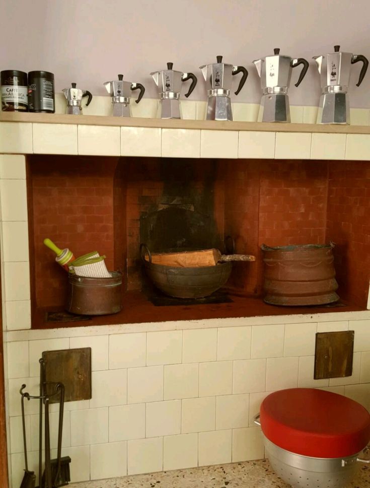 Cucina arredata con moka e utensili classici, creando un ambiente informale e conviviale.