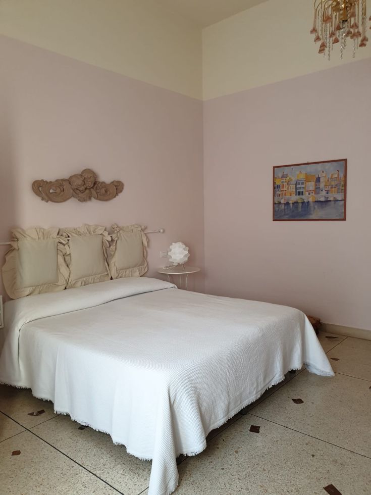 Camera spaziosa e accogliente con arredi semplici e funzionali, ideale per momenti di relax.