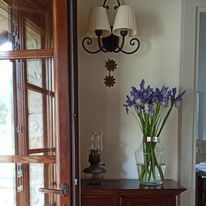 Une entrée simple avec des fleurs fraîches, créant une atmosphère accueillante et détendue.