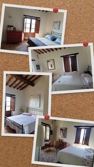 Intérieur d'un immeuble transformé en B&B, avec des lits et des meubles simples et confortables.