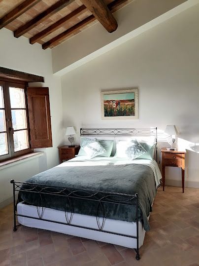 Chambre simple avec un lit double et des espaces bien organisés, idéale pour un séjour relaxant.