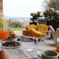 Un petit déjeuner copieux dans un cadre serein, surplombant un paysage verdoyant de l'Ombrie.