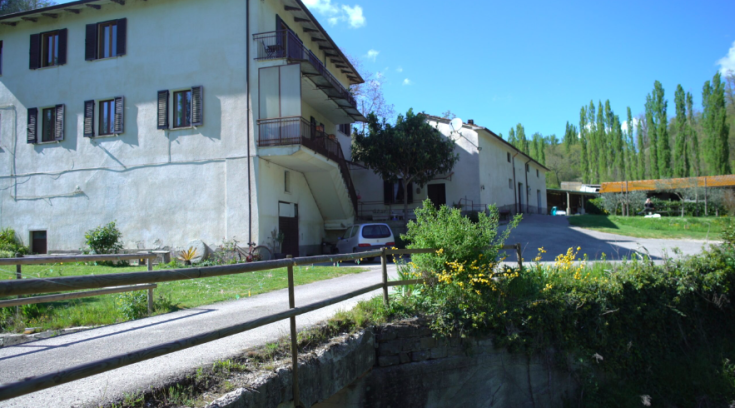 Holiday apartment in Pietralunga surrounded by greenery, featuring simple and cozy themed rooms.