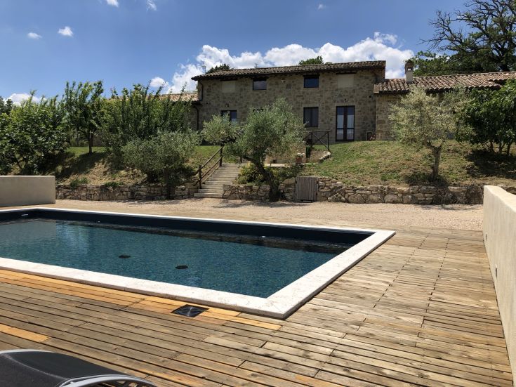 Agriturismo recentemente ristrutturato dotato di piscina e un grande giardino, situato in un contesto naturale.