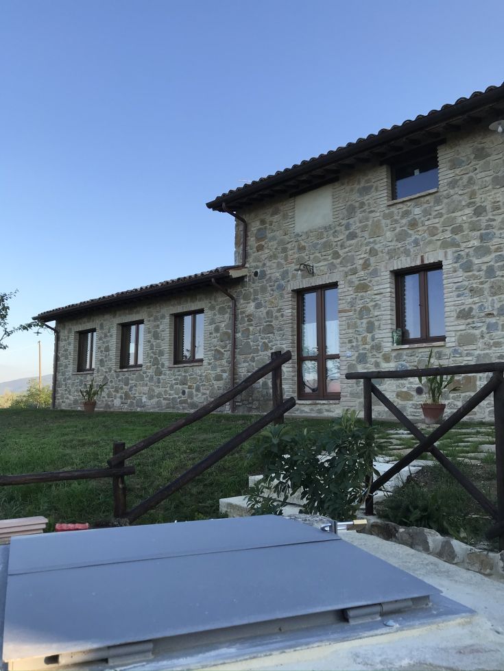 Agriturismo circondato dalla natura con piscina e spazi verdi, adatto per famiglie in cerca di relax.