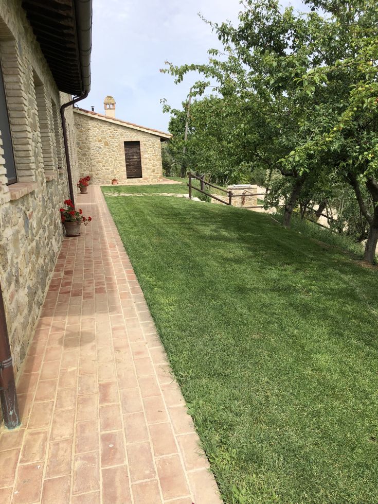 Agriturismo situato in una zona tranquilla, circondato da ampi spazi verdi e un giardino, con piscina all'aperto.