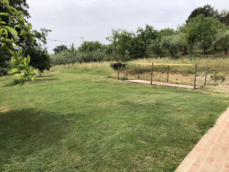 Agriturismo situato in una zona rurale, circondato da spazi verdi e dotato di una piscina. Perfetto per momenti di relax nella natura.