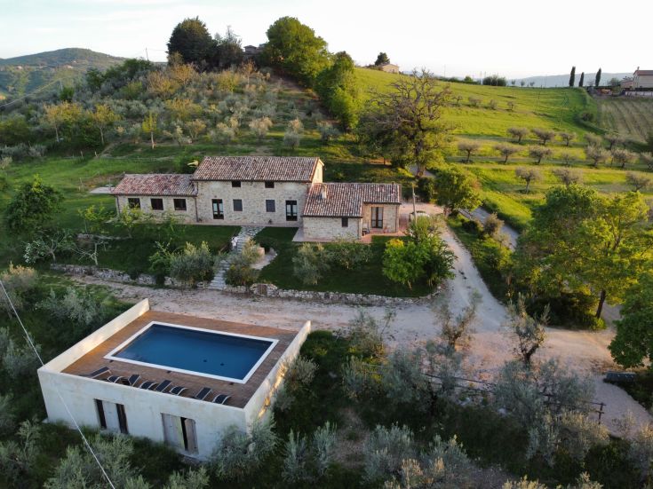 Agriturismo situato nella campagna umbra, arredato con spazi all'aperto e piscina, consigliato per momenti di relax e assaggi di prodotti tipici.