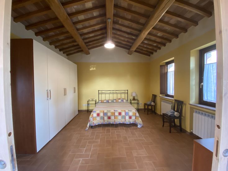 Ampia camera matrimoniale dell'appartamento Girasole