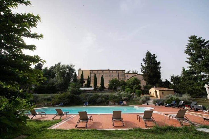 A peaceful countryside house with a pool, surrounded by nature, perfect for events or relaxing moments.