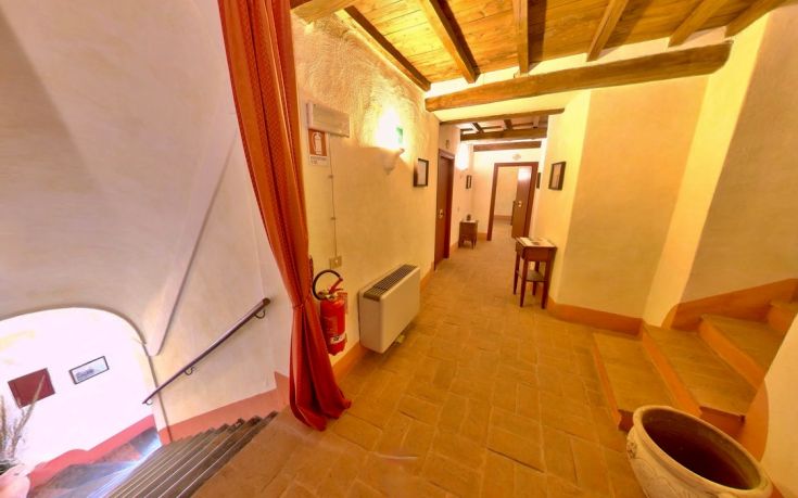 A simple corridor featuring rustic elements and accessories in its structure.