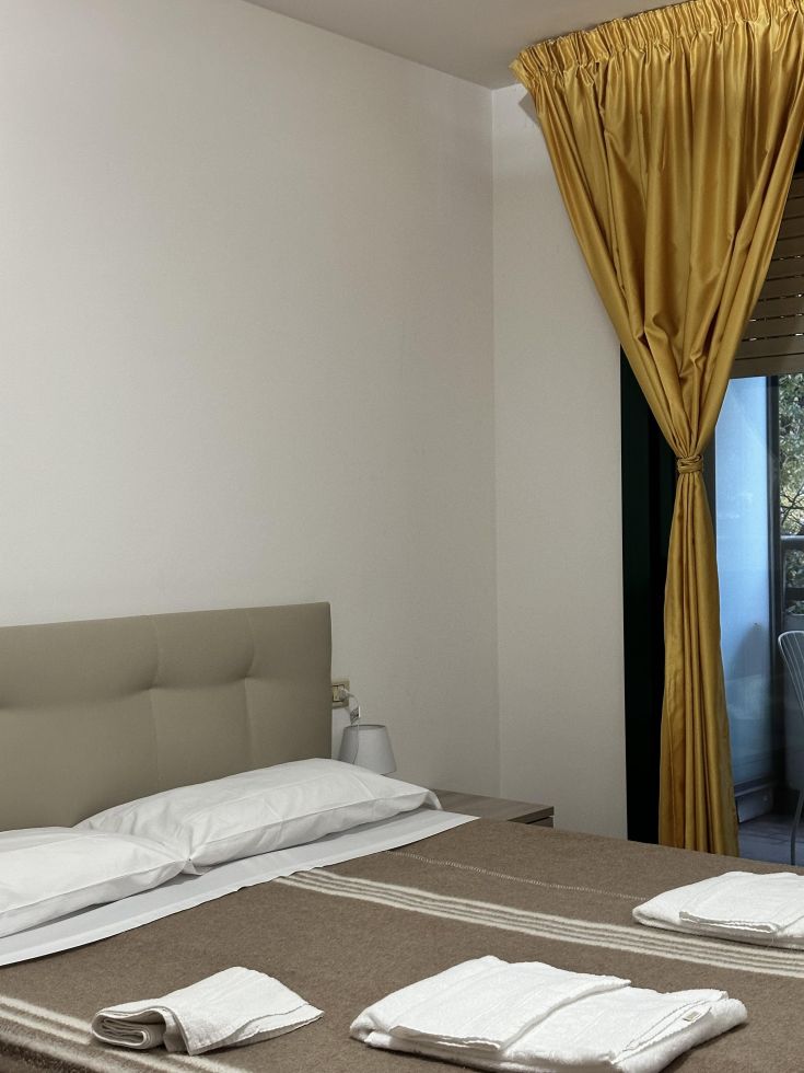 Spacious double bedroom in a bright apartment, with direct access to the balcony.