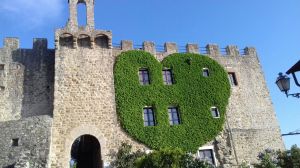 Ein Gebäude mit herzförmigen Pflanzenornamenten, die seine Fassade schmücken.