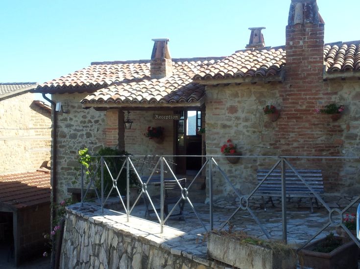 Ein Gebäude mit klaren Linien und einer warmen, familiären Atmosphäre.