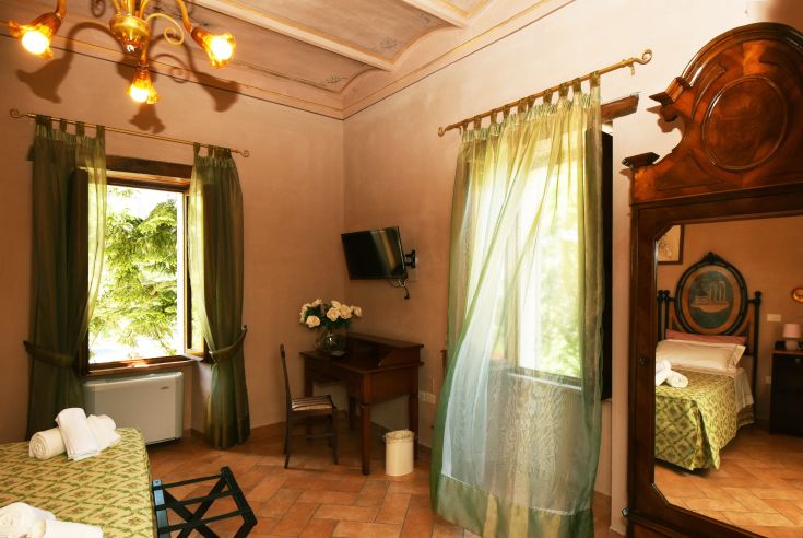 Gemütliches Zimmer in einer Ferienhof, mit Blick auf das Tal und einfacher, funktionaler Einrichtung.