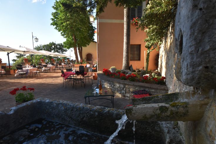 Eine Terrasse mit Blick auf ein Tal, perfekt zum Genießen typischer umbrischer Gerichte.