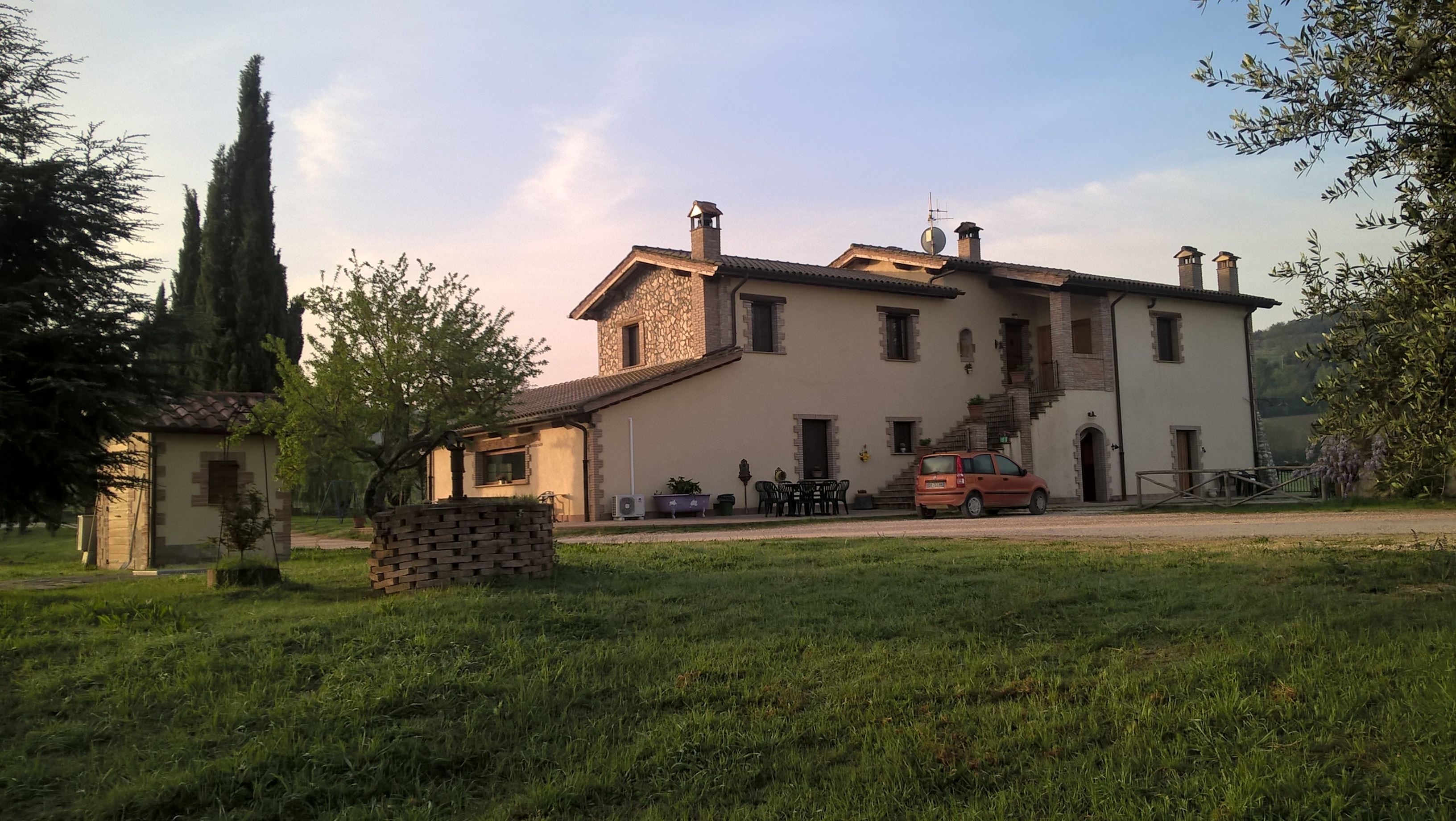 Un edificio ristrutturato in Umbria, immerso nel verde, dotato di giardino e area barbecue.