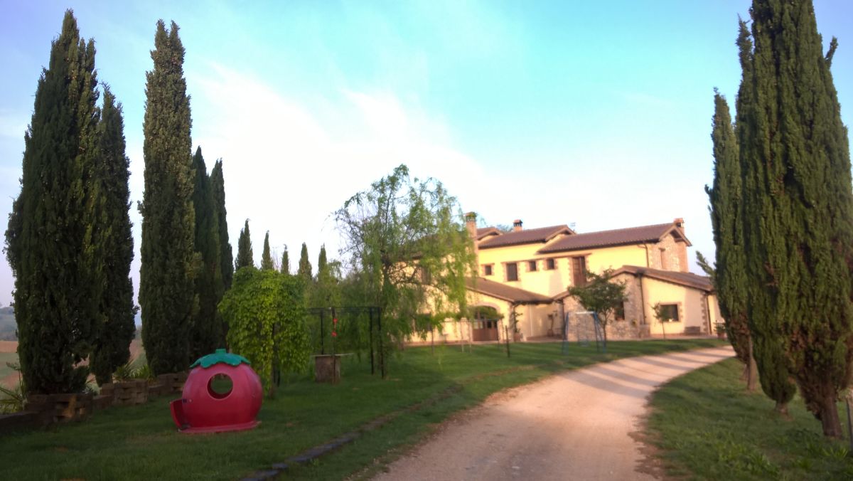 Agritourism establishment surrounded by greenery, perfect for relaxation with local products and activities for everyone.