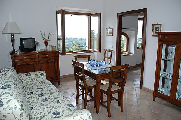 Ambiente tranquillo e luminoso, con arredi semplici e comfort contemporanei.