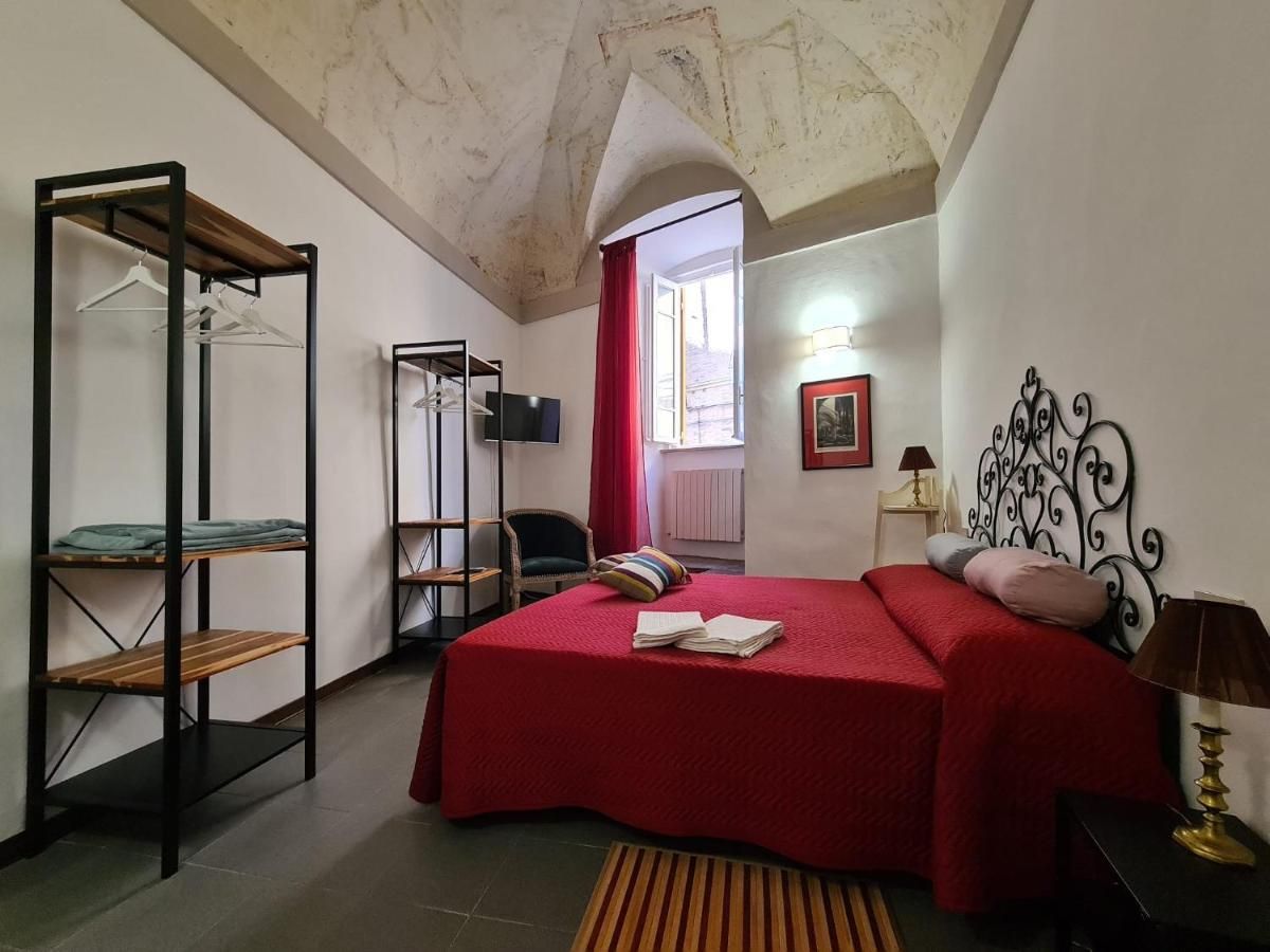 Chambre récemment rénovée avec un lit double et une décoration simple, parfaite pour un séjour confortable.