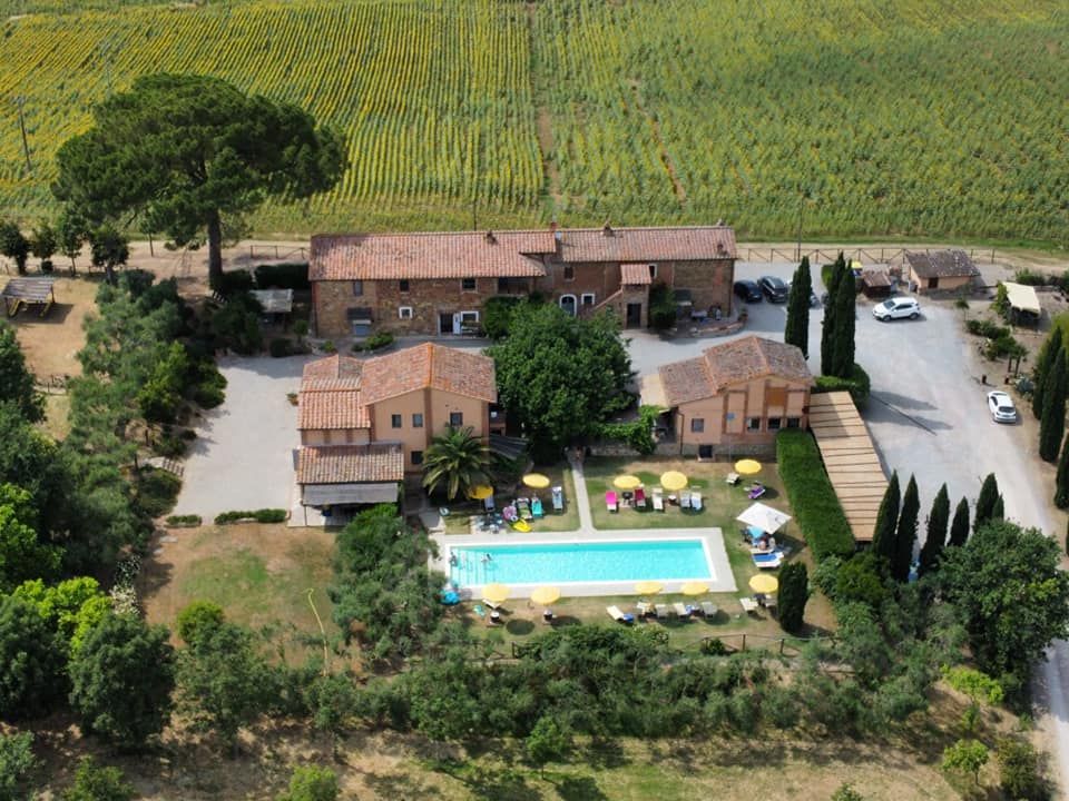 L'Agriturismo Le More e I Gelsomini si trova circondato dalla campagna umbra, con una piscina e ampi spazi verdi per il relax.