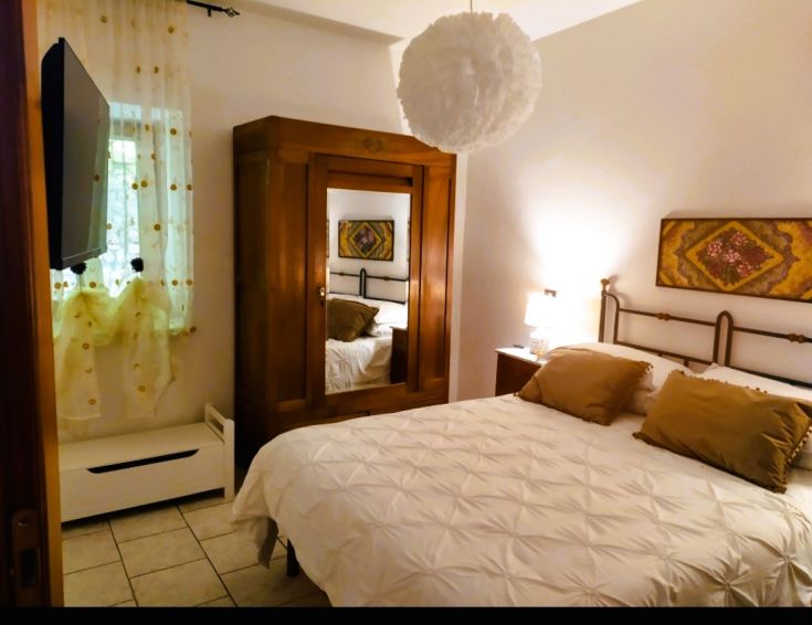 A cozy and simple room perfect for a lovely stay in Spoleto.