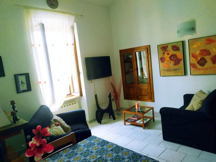 Cozy and well-lit apartment suitable for stays in Spoleto. Accommodates up to four people.