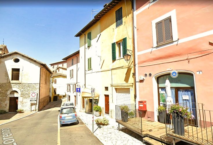 Spacious and bright apartment in the heart of Spoleto, perfect for families or couples, with a view of the surrounding rooftops.