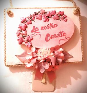 Insegna colorata con la scritta 