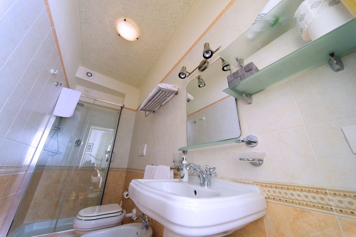 Modern and functional bathroom with a shower and well-crafted finishes.