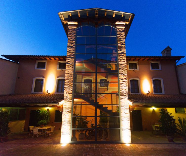 Modern and cozy facility, perfect for nature stays. Offers Wi-Fi and parking.