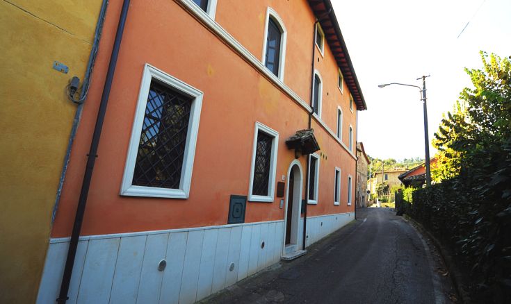 Vacation home surrounded by greenery, close to Perugia, with free Wi-Fi and parking.