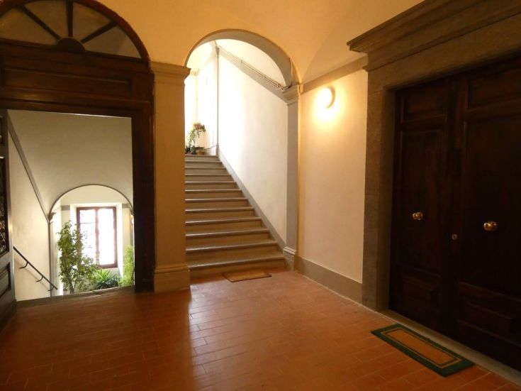 Accogliente ingresso con scale e dettagli semplici, perfetto per un ambiente confortevole.