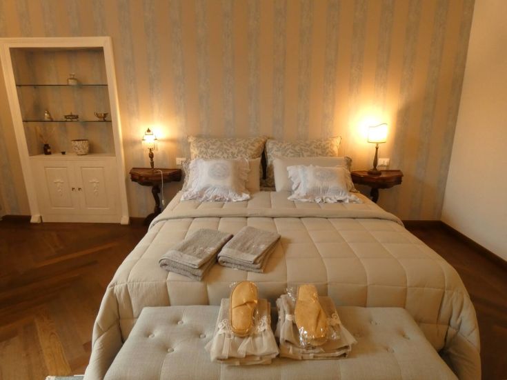 Camera da letto semplice e confortevole, ideale per momenti di riposo e relax.