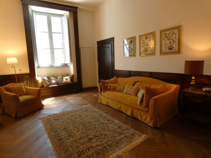 Appartamento semplice in stile rinascimentale, adatto per 2-4 persone, con elementi di comfort attuali.