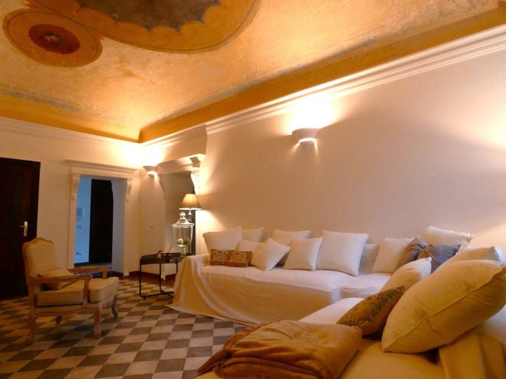 Appartamento ristrutturato e accogliente per 2-4 persone, dotato di affreschi e moderni comfort.