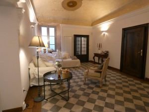 Spazio accogliente e luminoso con un divano, un tavolino e dettagli semplici. Adatto per momenti di relax.